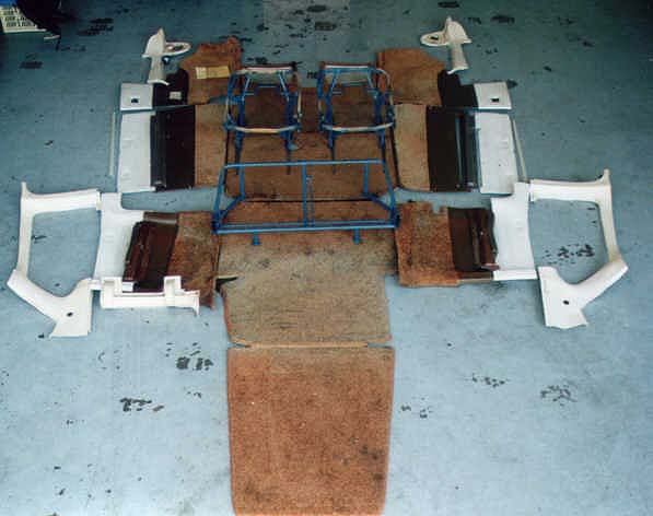 Cessna C 172 vor der Restaurierung ausgebaute komplette Innenausstattung