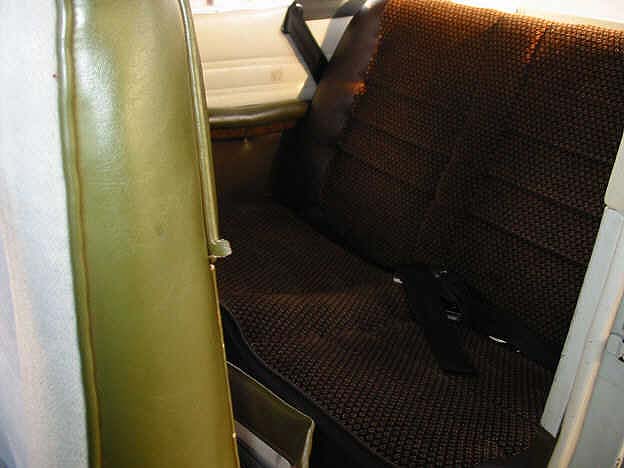 Cessna C 172 vor der Restaurierung Ruecksitzbank