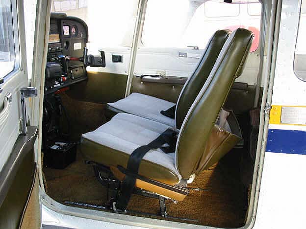 Cessna C 172 vor der Restaurierung Vordersitze