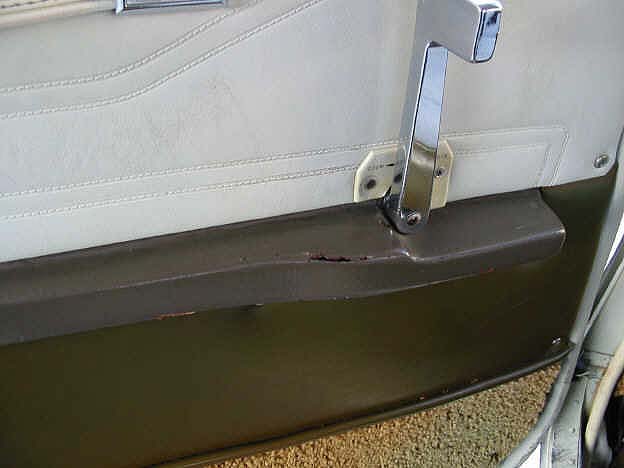 Cessna C 172 vor der Restaurierung Tuergriff links