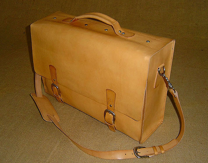 Ledertasche massgefertigt fuer Musiker