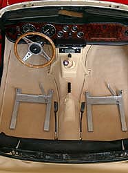 Triumph TR6 C Innenausstattung Sitzschienen